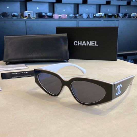 Chanel Black White - B17